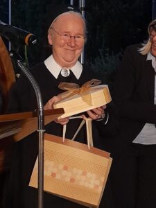 Sr. M. Gabrijele mit Geschenken