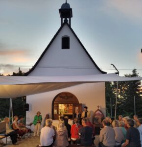 Menschen vor dem Heiligtum