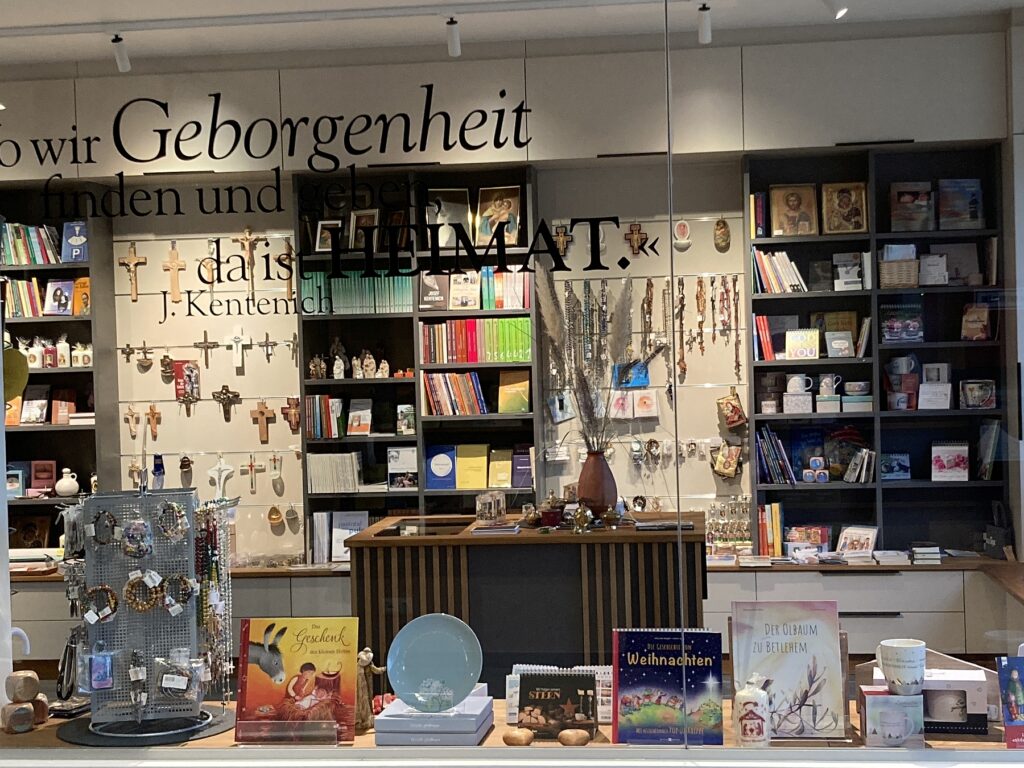 Schönstatt-Shop mit Weihnachtsauslage